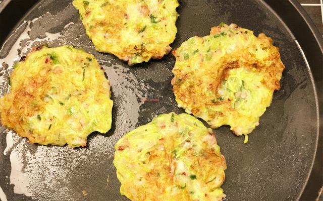 蔬菜海鲜饼做法图解，蔬菜鱼饼的做法（早餐真是太好吃了）