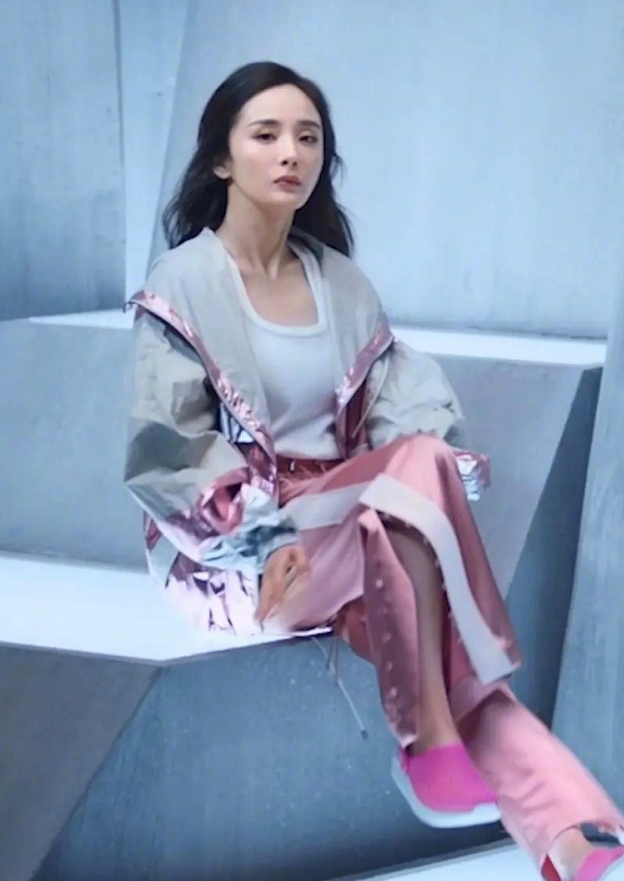 crocs属于什么档次鞋，crocs是什么鞋（时尚女王意外hold不住）