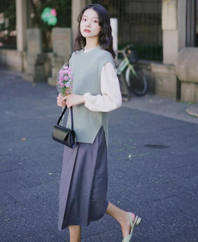 法式衬衫怎么搭配，法式衬衫怎么搭配衣服（你要有一件“法式衬衫”）