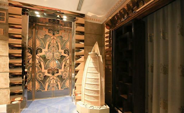 迪拜七星级酒店，迪拜七星级酒店有哪些服务（超奢华七星级住宿楼中楼房间大公开）