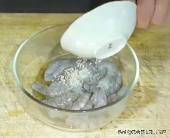 咸蛋黄焗虾仁，咸蛋黄焗虾仁的做法窍门（甜甜的、咸咸的、香香的、快做给你最爱的人品尝吧）