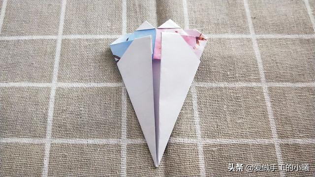 最简单的雨伞折纸方法图解，折纸教程：带爱心的小花伞