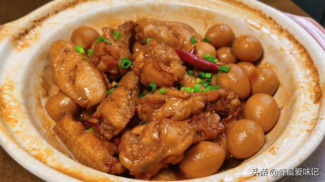 炖鸡翅的家常做法，啤酒炖鸡翅的家常做法（简单处理放砂锅一焖）