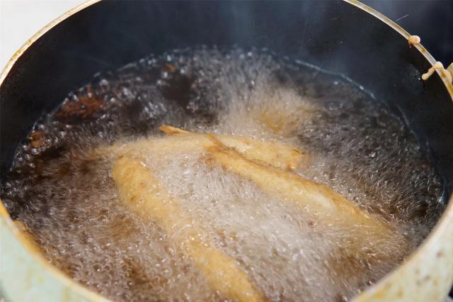 油煎小鱼的做法，油煎小鱼的做法步骤（记住挂糊的方法）