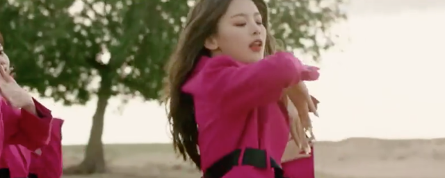 是谁在唱歌温暖了寂寞是什么歌，网友：连凤凰传奇都开跑车