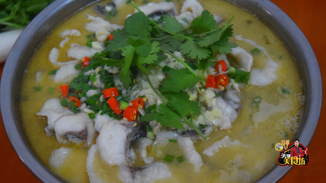 正宗家常酸菜鱼怎么做，正宗酸菜鱼怎么做好吃（每个步骤都讲得非常详细）