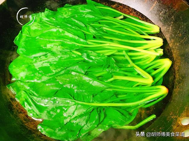 炒菠菜要焯水吗，怎样炒菠菜菠菜炒之前需要焯水吗（4种蔬菜炒之前必须“焯水”）