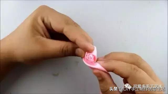彩带的折法，彩带的折法大全 风铃花（一根丝带就卷出一朵螺旋形状的玫瑰）