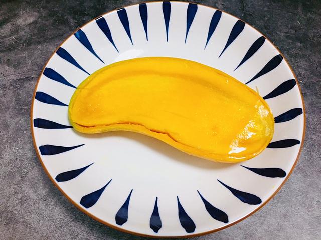 芒果怎么切成一块一块的，芒果怎么切（超实用的4种芒果切法）