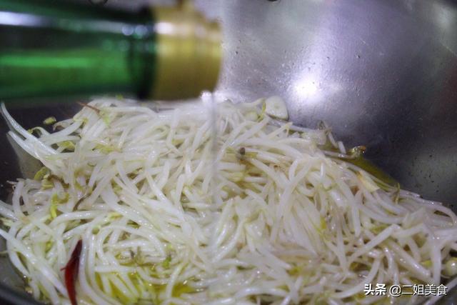 豆芽没炒熟有毒吗，怎么知道豆芽炒熟没（直接下锅炒豆芽就错了）