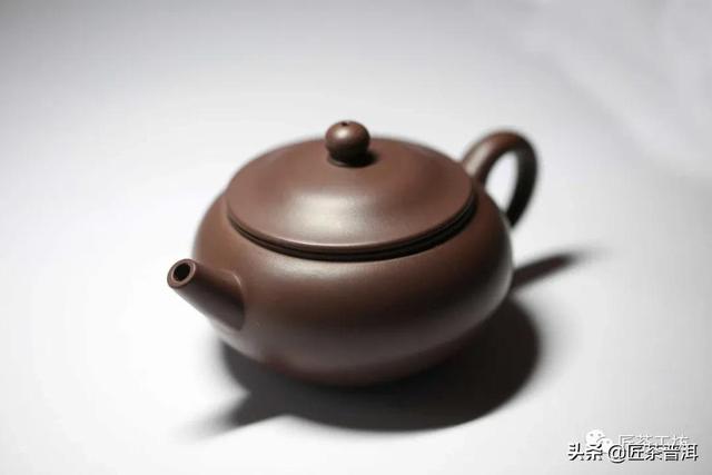  鉴别紫砂壶真伪的11种方法，辨认紫砂壶的真假简单有效的方法（一分钟教你辨别真假紫砂壶） 