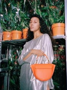 elle包包是什么档次，elle包包属于什么档次（初春必买的几款包包）