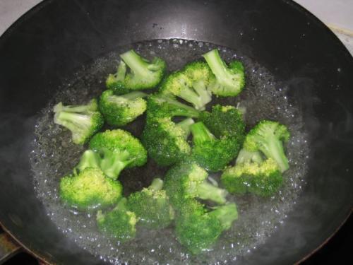 西兰花怎么吃有营养，青西兰花怎么炒好吃（西兰花被称为“蔬菜皇冠”）