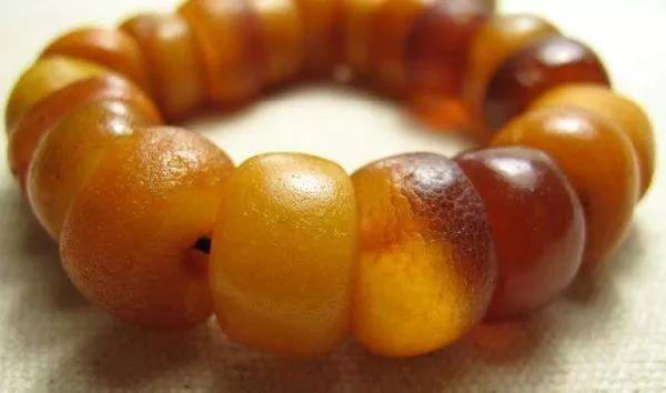 带天然蜜蜡的好处，佩戴蜜蜡有好处吗（你以为戴琥珀蜜蜡只是好看）