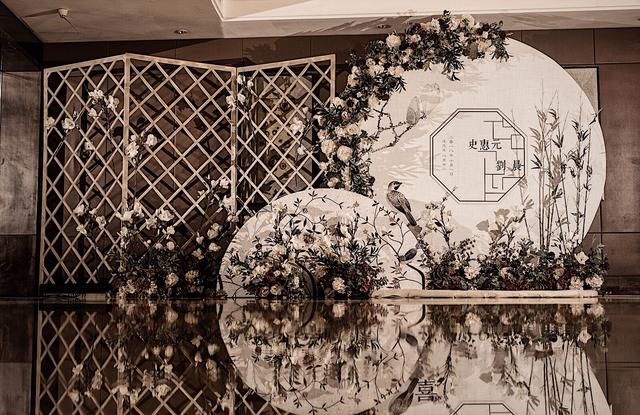 订婚穿什么衣服，订婚时穿什么衣服比较好（订婚这些事你知道吗）