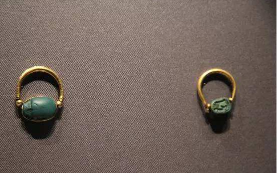 梦见戒指是什么意思，梦见戒指是什么意思有什么预兆（这甜蜜的枷锁是戴还是不戴）