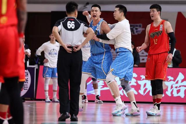 篮球运动员姚明还活着吗死了，篮球运动员姚明怎么了（姚明，你别再憋着了）