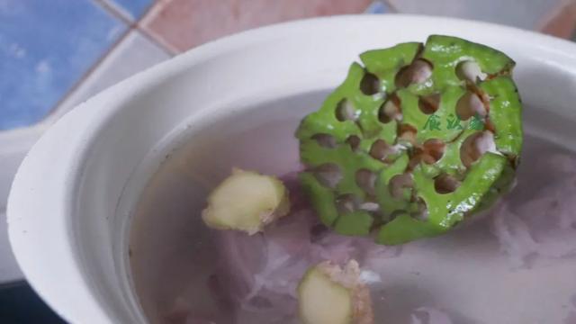 女性吃莲子好处和坏处，干莲子的正确食用方法（吃新鲜莲子）