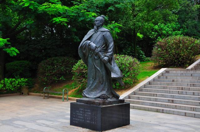 毕竟东流去的上一句，毕竟东流去的上一句全诗翻译（爱唐宋词：“青山遮不住）