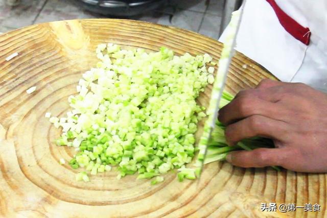 炸萝卜丝丸子，怎样炸萝卜丸子又脆又好吃窍门（不吸油不回软、外酥里软还开胃）