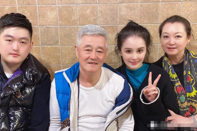 球球是谁，球球是谁的女儿（赵本山女儿球球与妈妈同框）