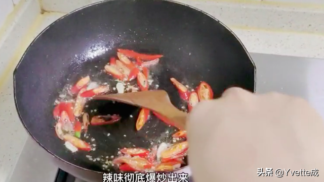 焦炒地瓜条怎么做，炒地瓜块的做法（厨房日记：爆炒地瓜）