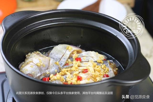 生焖鲈鱼的做法，蒜香焖鲈鱼最正宗的做法（十元钱买条鲈鱼）
