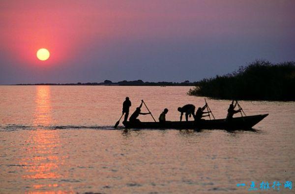世界上最深的湖是什么湖，世界十大面积最大的淡水湖（俄罗斯西伯利亚贝加尔湖是世界上最深的湖）