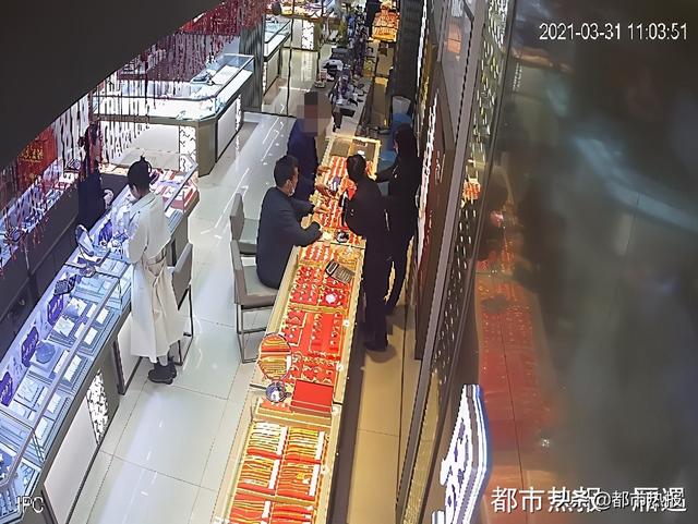 手机剧情介绍，手机剧情介绍解析（请你吃饭、介绍业务）