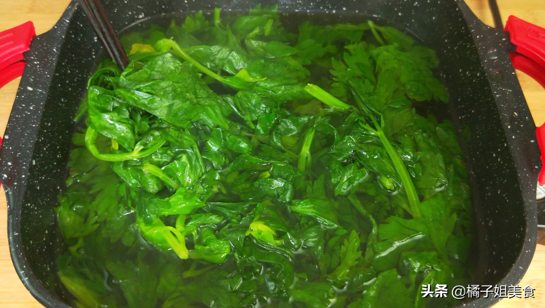 图片[2]-【芹菜叶炒木耳】做法步骤图 做法简单 美味而不腻-起舞食谱网