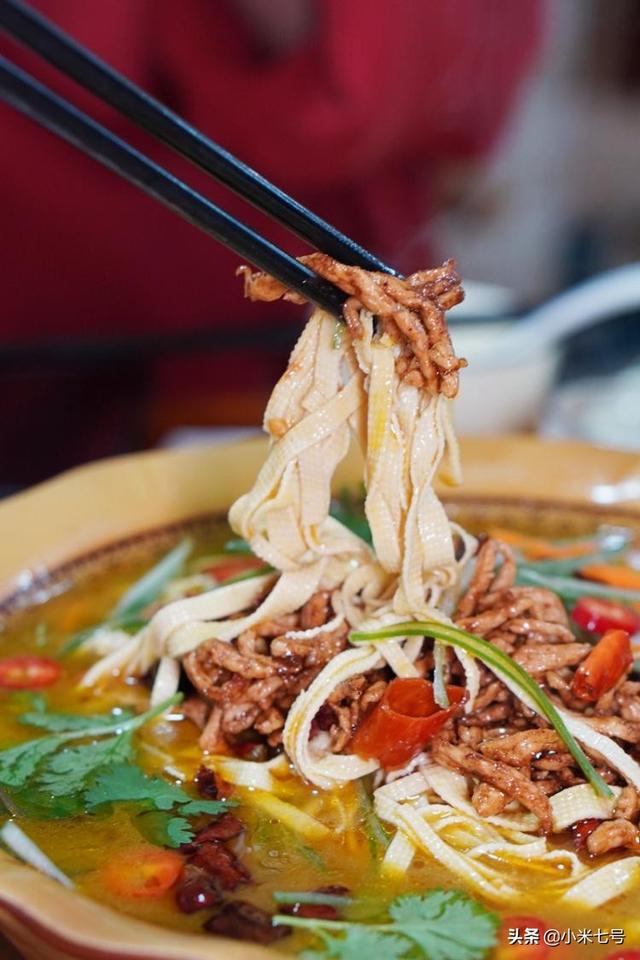 东北特色菜之铁锅炖大鱼，看着土气吃后服气的东北铁锅炖大鱼