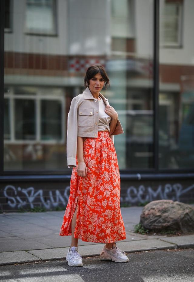 蕾丝开叉安全裤是什么，蕾丝花边安全裤（时髦女性快来选择开叉服饰吧）