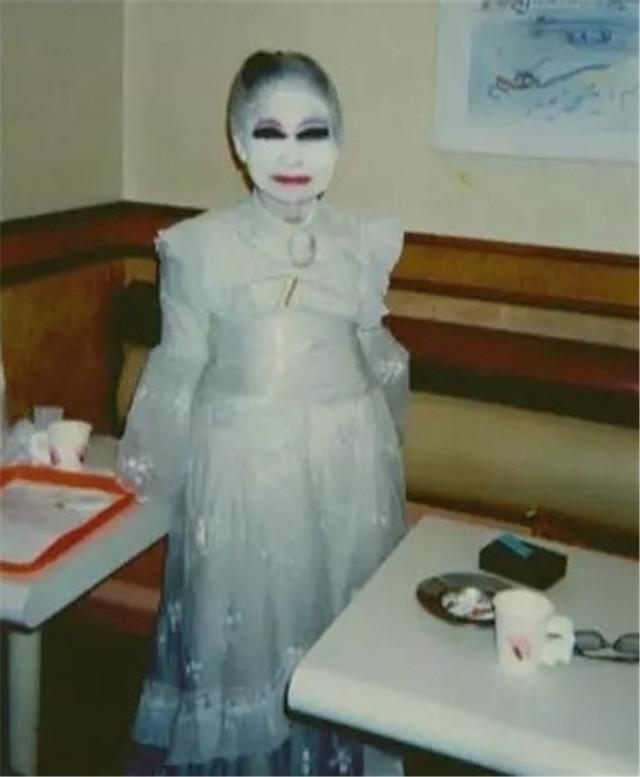 日本"站街女"雪子:苦守街道60年,用白粉将自己的脸抹得雪白