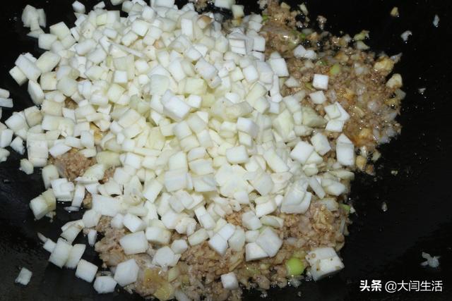 茄子炒饭怎么做，炒茄子拌面条的家常做法（做一盘咸鲜实惠炒饭）