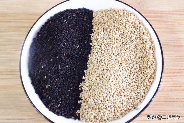 黑芝麻怎么炒熟，黑芝麻怎样算炒熟了（把黑芝麻和白芝麻下锅炒一炒）