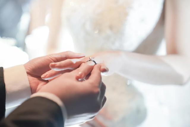 一生只能定制一枚的钻戒品牌，什么钻戒一生只能定制一枚（“一生只送一枚”的DR钻戒翻车）