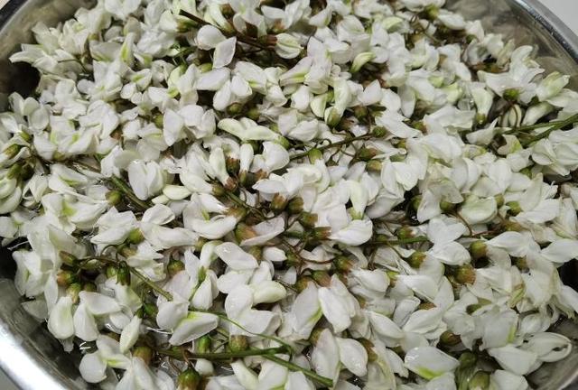 槐树花怎么做好吃，槐花怎么做好吃（槐花别蒸着吃了）