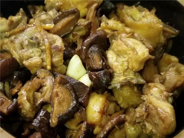 小鸡炖香菇怎么做呀，小鸡炖香菇怎么做好吃窍门（香气扑鼻的香菇炖鸡）