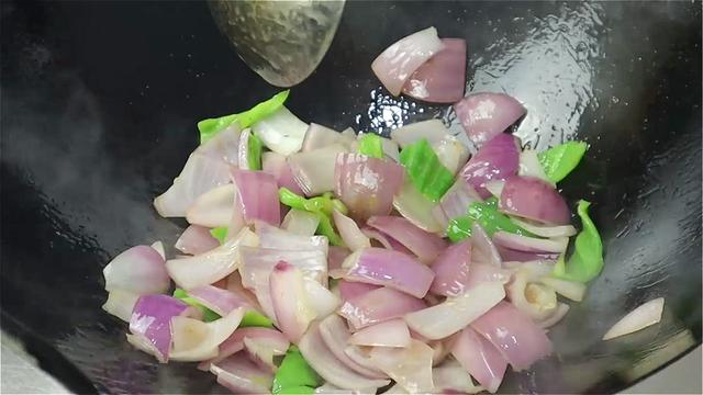洋葱鸡蛋怎么炒，洋葱鸡蛋怎么炒好吃（洋葱炒蛋下锅顺序很重要）