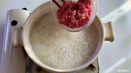 皮蛋粥怎么做最好吃，皮蛋瘦肉粥是怎么做的（教你煮皮蛋瘦肉粥）