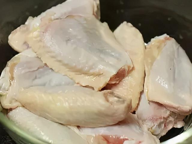 微波炉怎样烤鸡翅，用微波炉烤鸡翅怎么操作（一口嗦完只剩骨头）