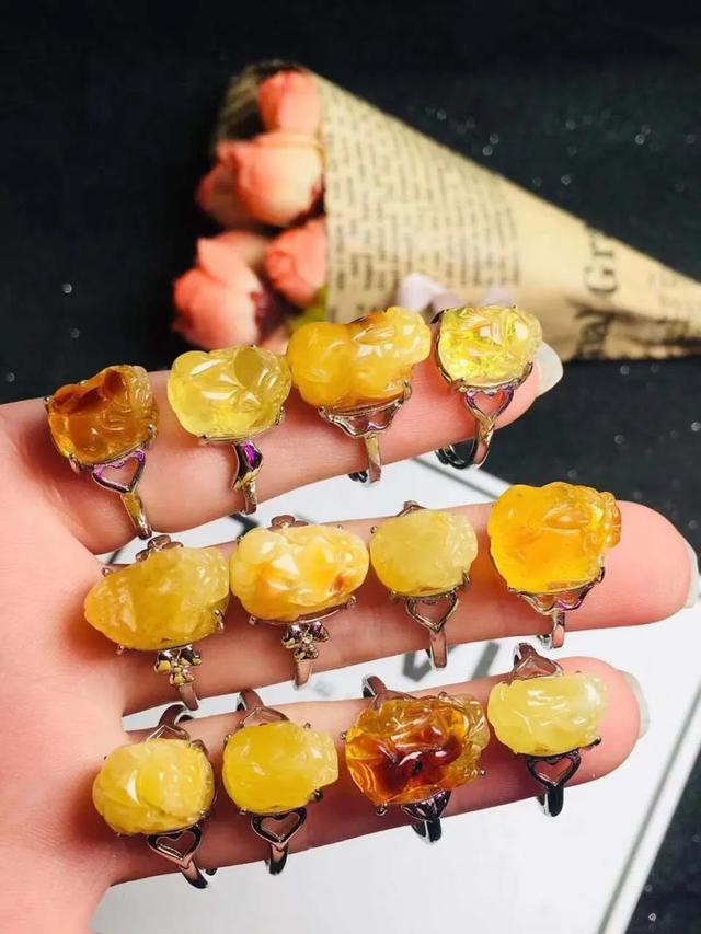 真蜜蜡与假蜜蜡区别图，怎么分辨真假蜜蜡（看图教你分辨真假蜜蜡）