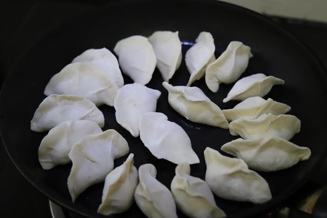 生煎饺子怎么煎，水煎饺子怎么煎才好吃（皮焦馅嫩超美味）