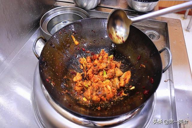 辣子鸡怎么炒才好吃，家常辣子鸡怎么炒（简单一翻一炒端上桌）