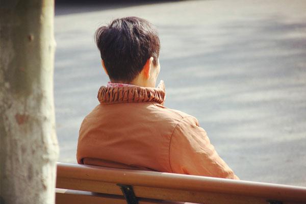 女人多大年龄绝经，女人多大岁数停经（女性多少岁绝经正常）