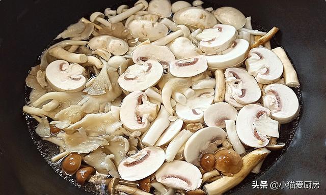 双孢菇怎么做好吃，双鲍菇的功效和作用（冷天来一锅番茄菌菇煲）