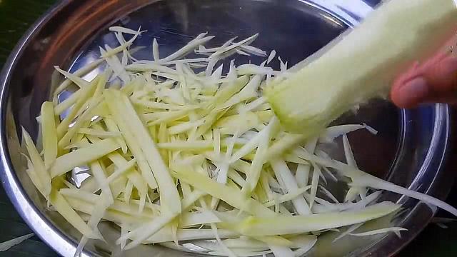 生的芒果怎么吃，芒果是怎样变黄的（切成丝凉拌生虾）