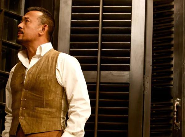 让子弹飞 葛优，葛优在让子弹飞扮演的角色叫什么（姜文临场给葛优加吻戏）