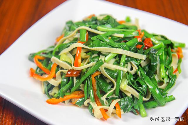 韭菜炒千张丝怎么炒，韭菜花炒千张肉丝（厨师长教你用韭菜凉拌千张）