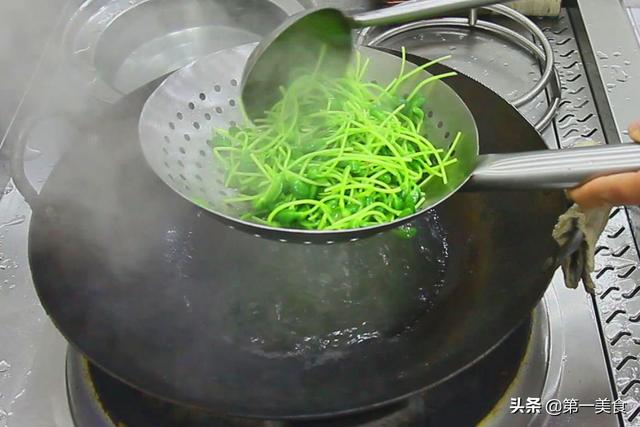 豆苗怎么做好吃，豆苗怎么做才好吃（吃了这么多年的豆苗）